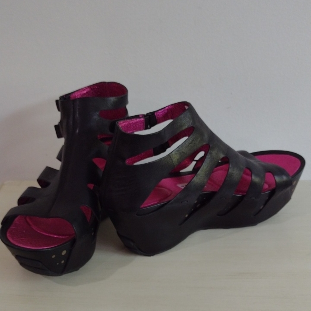 Tsubo Black and Pink Platform Sandals